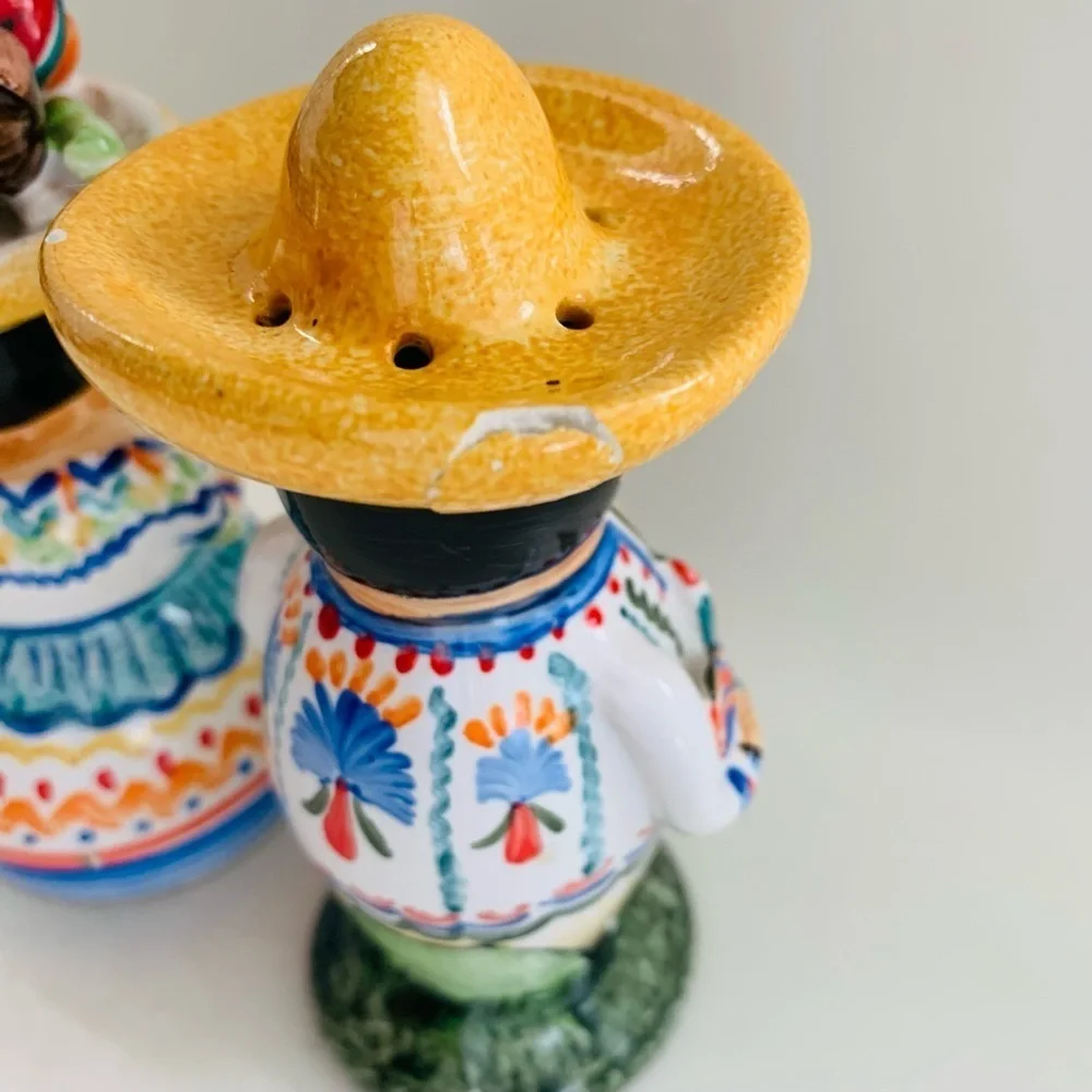 HandPainted MEXICAN FOLK ART Colorful SALT & PEPPER Couple SHAKERS Terracotta